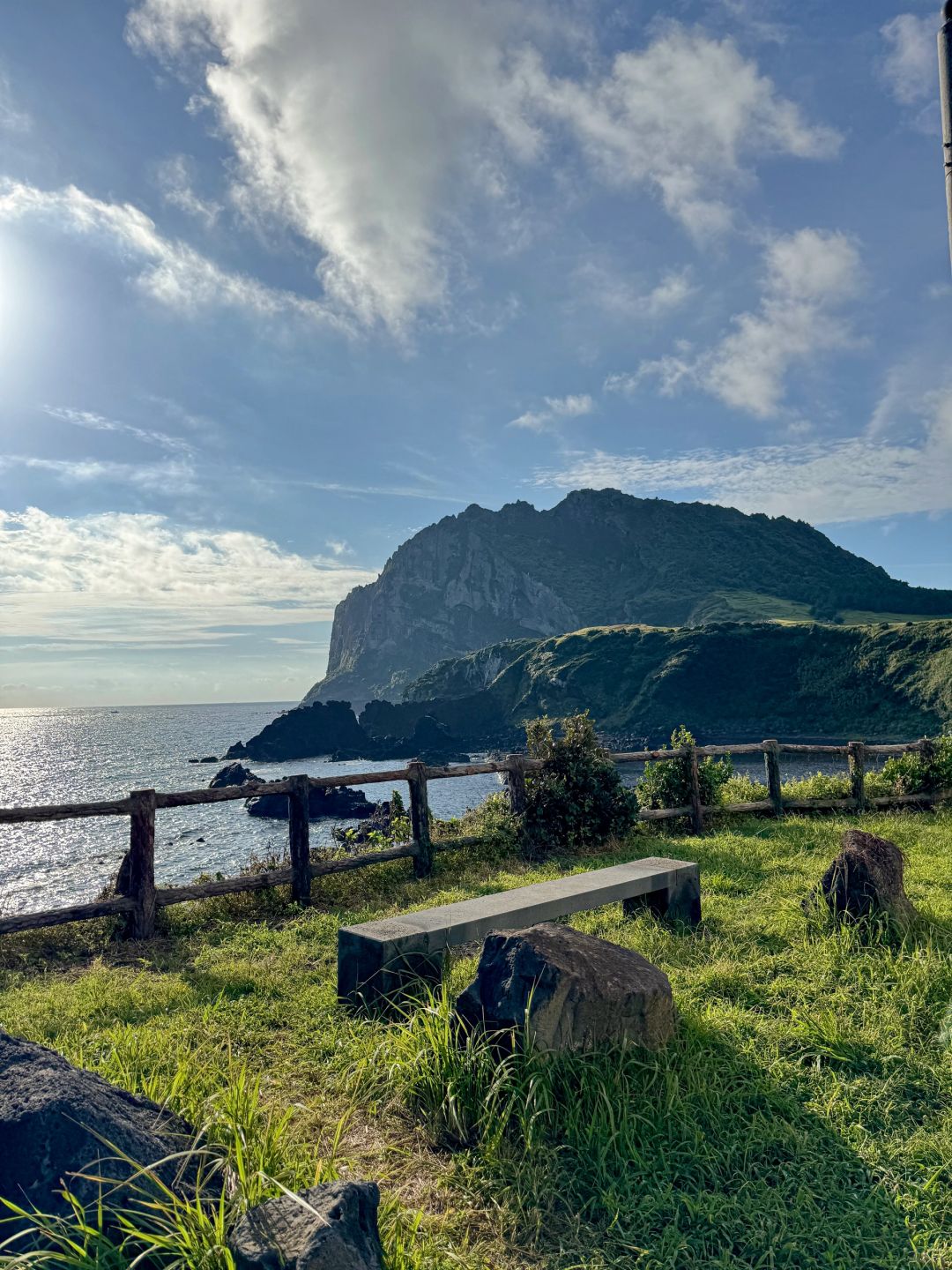 Busan/Jeju-Jeju Seongsan Ilchulbong, Huge rock mountain formed by an underwater volcanic eruption 100,000 years ago