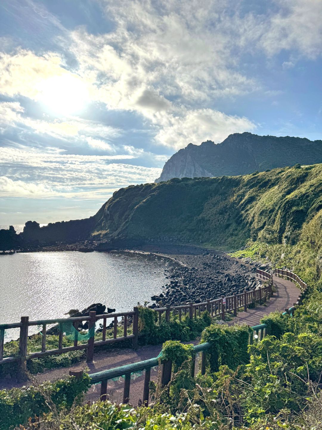 Busan/Jeju-Jeju Seongsan Ilchulbong, Huge rock mountain formed by an underwater volcanic eruption 100,000 years ago