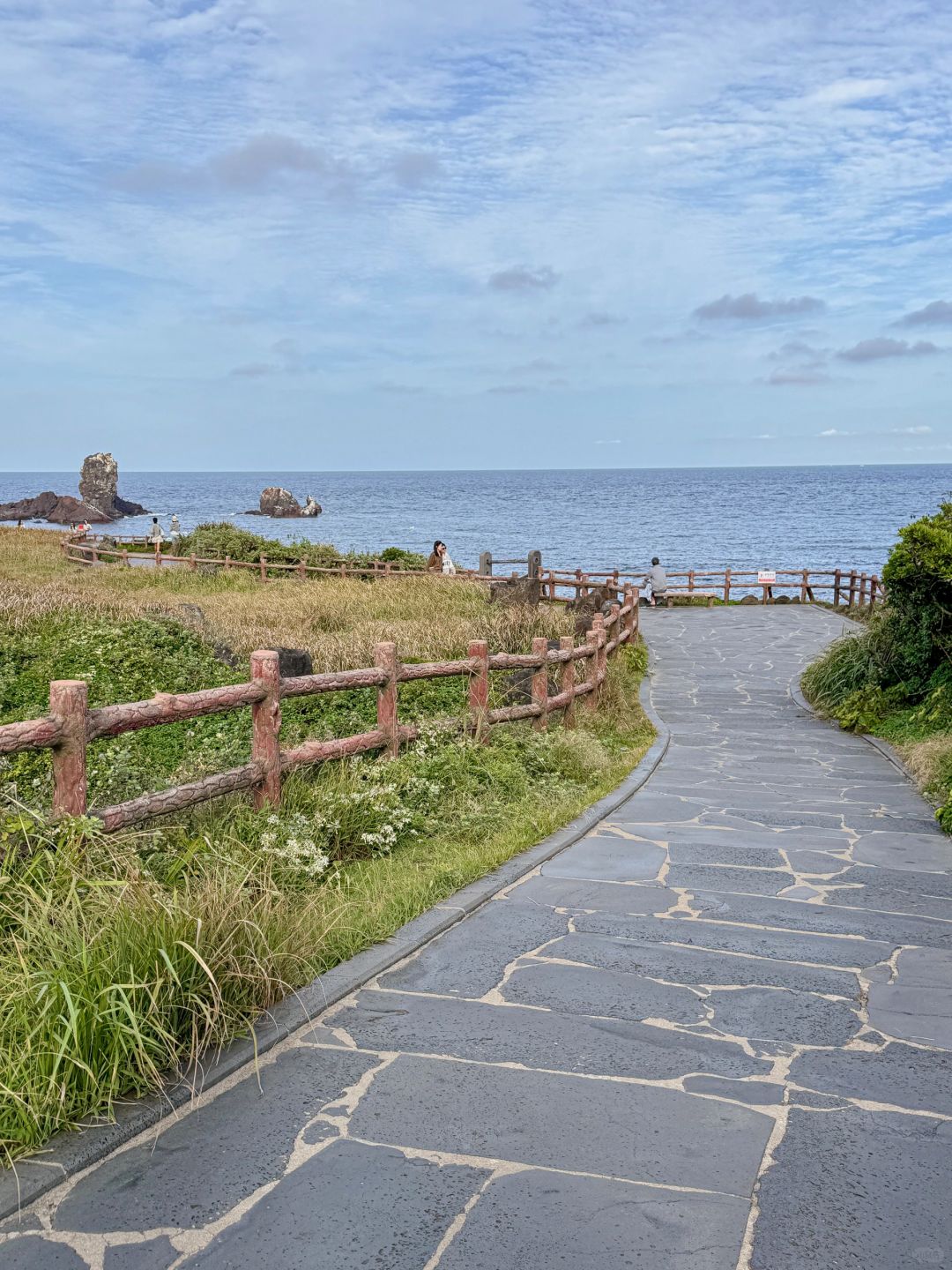 Busan/Jeju-Jeju Seongsan Ilchulbong, Huge rock mountain formed by an underwater volcanic eruption 100,000 years ago