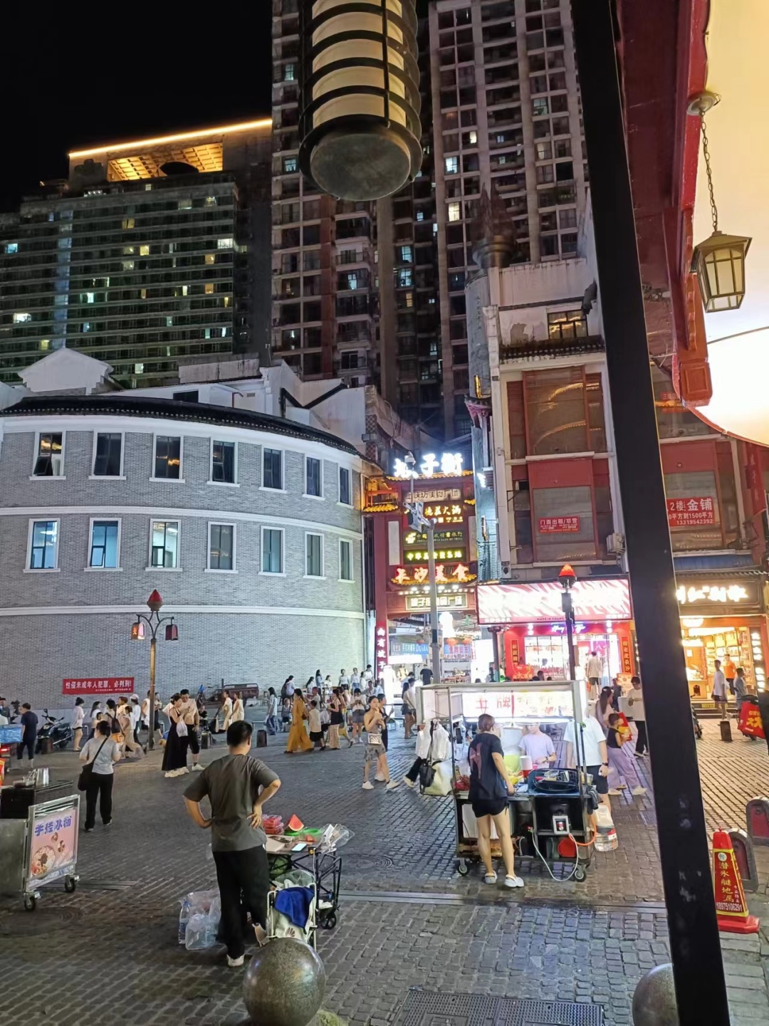 Changsha-Changsha Pozi Street, there are a variety of food restaurants, very prosperous!