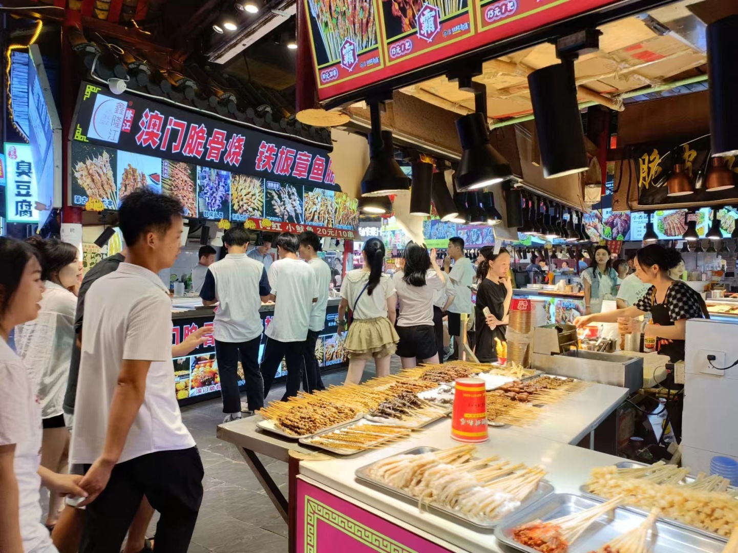 Changsha-Changsha Pozi Street, there are a variety of food restaurants, very prosperous!