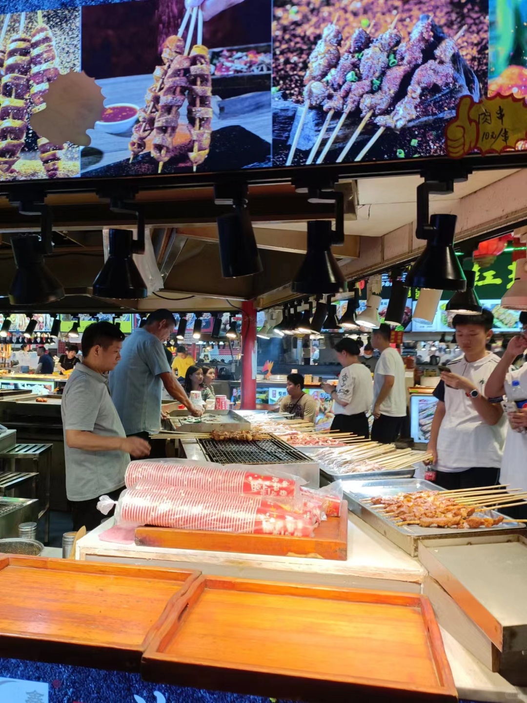 Changsha-Changsha Pozi Street, there are a variety of food restaurants, very prosperous!