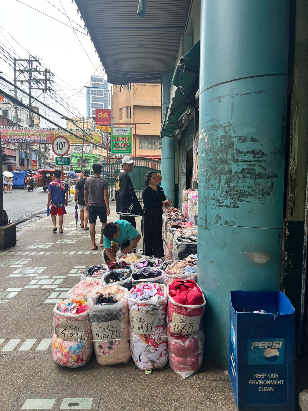 Manila/Luzon-Walking and shopping in Manila Chinatown on a rainy day, I miss you so much in the Philippines