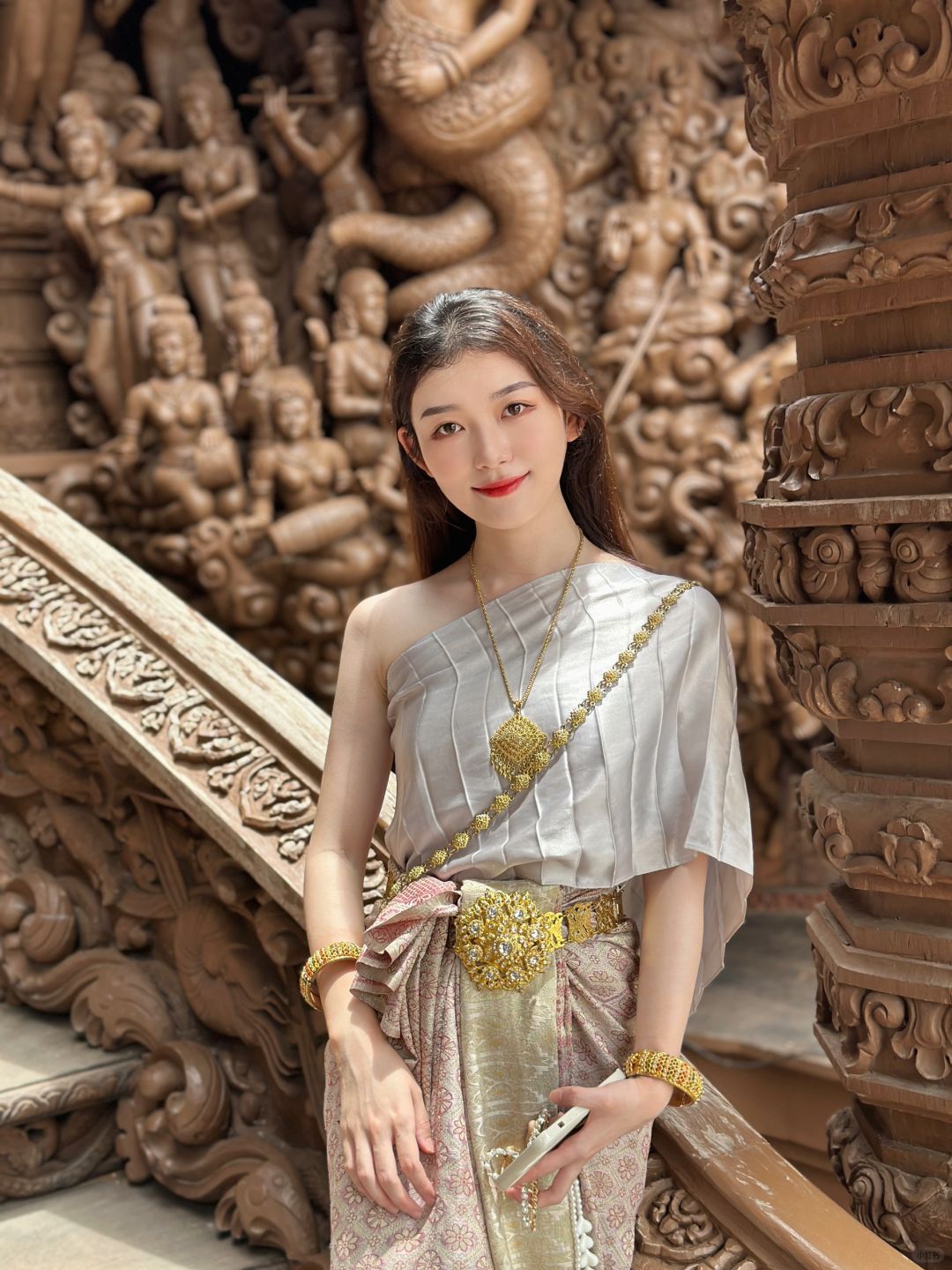 Pattaya-Pattaya Temple of Truth Thai clothing photo shoot, there are different languages ​​​​explained at different times