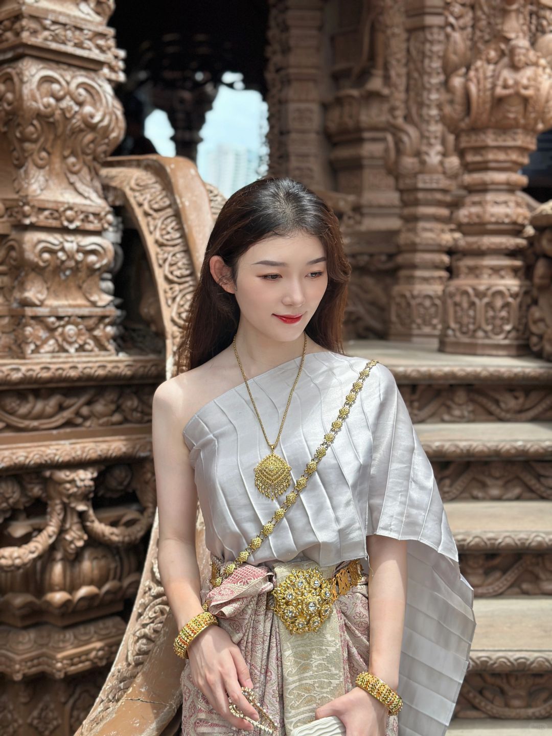 Pattaya-Pattaya Temple of Truth Thai clothing photo shoot, there are different languages ​​​​explained at different times