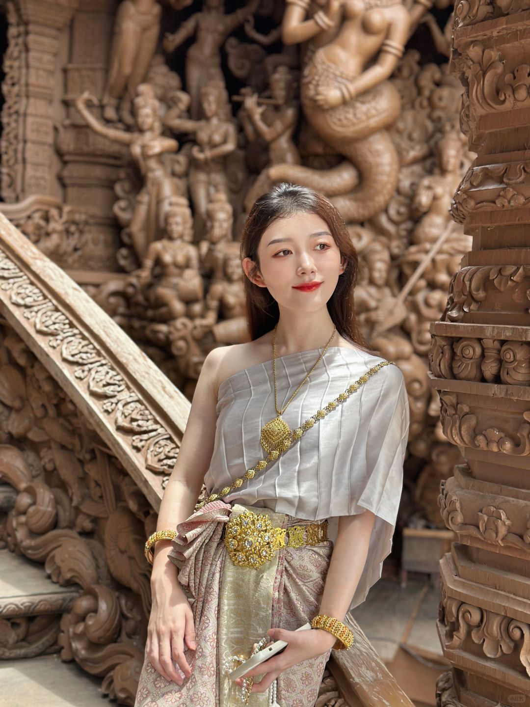 Pattaya-Pattaya Temple of Truth Thai clothing photo shoot, there are different languages ​​​​explained at different times