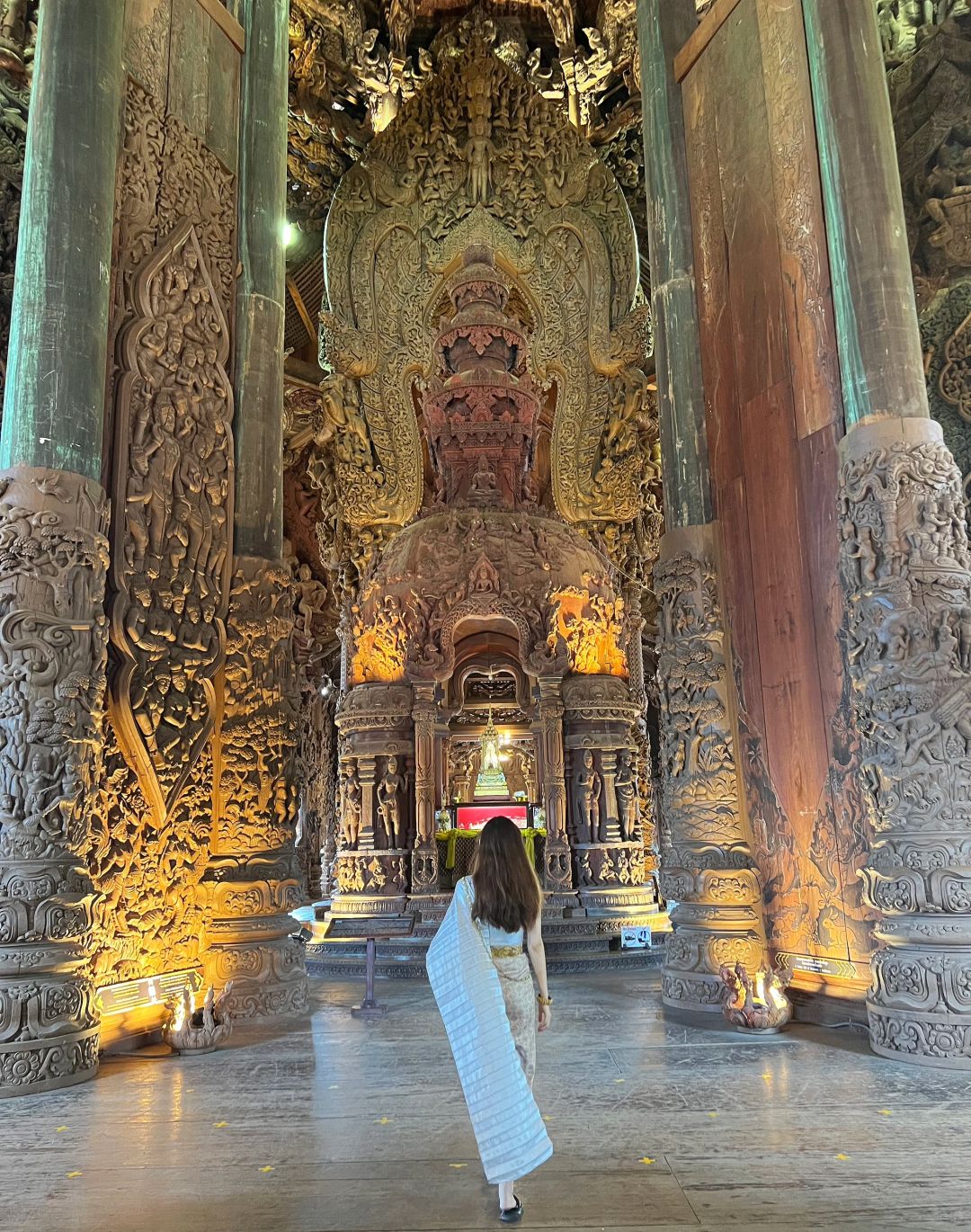 Pattaya-Pattaya Temple of Truth Thai clothing photo shoot, there are different languages ​​​​explained at different times