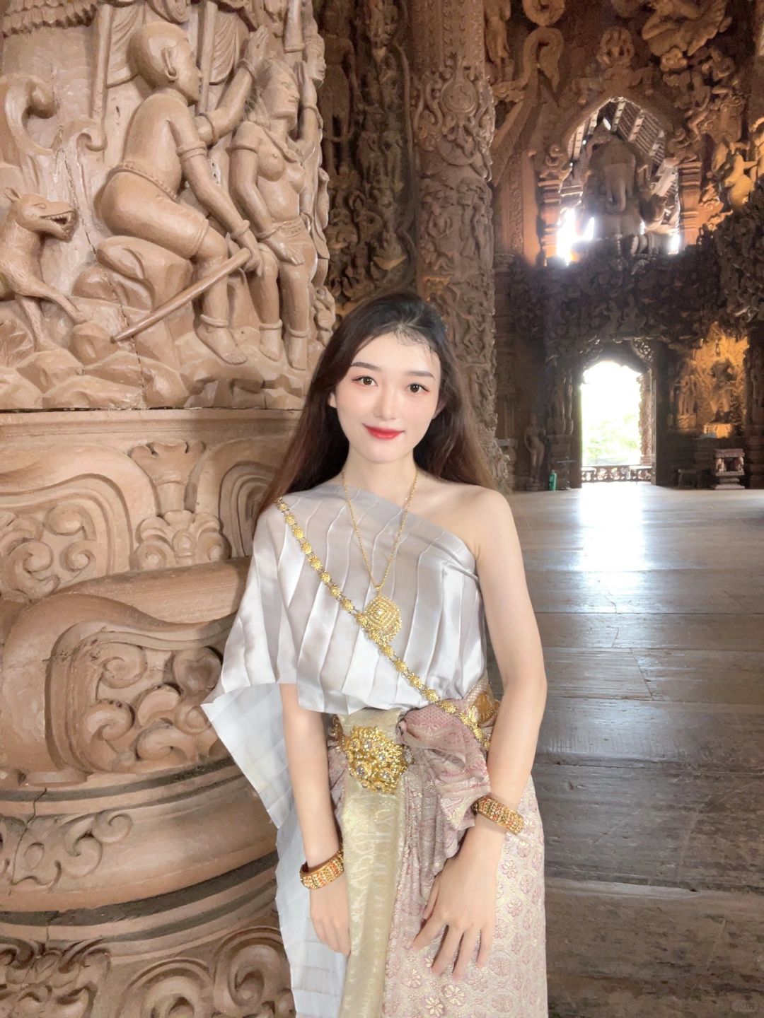 Pattaya-Pattaya Temple of Truth Thai clothing photo shoot, there are different languages ​​​​explained at different times