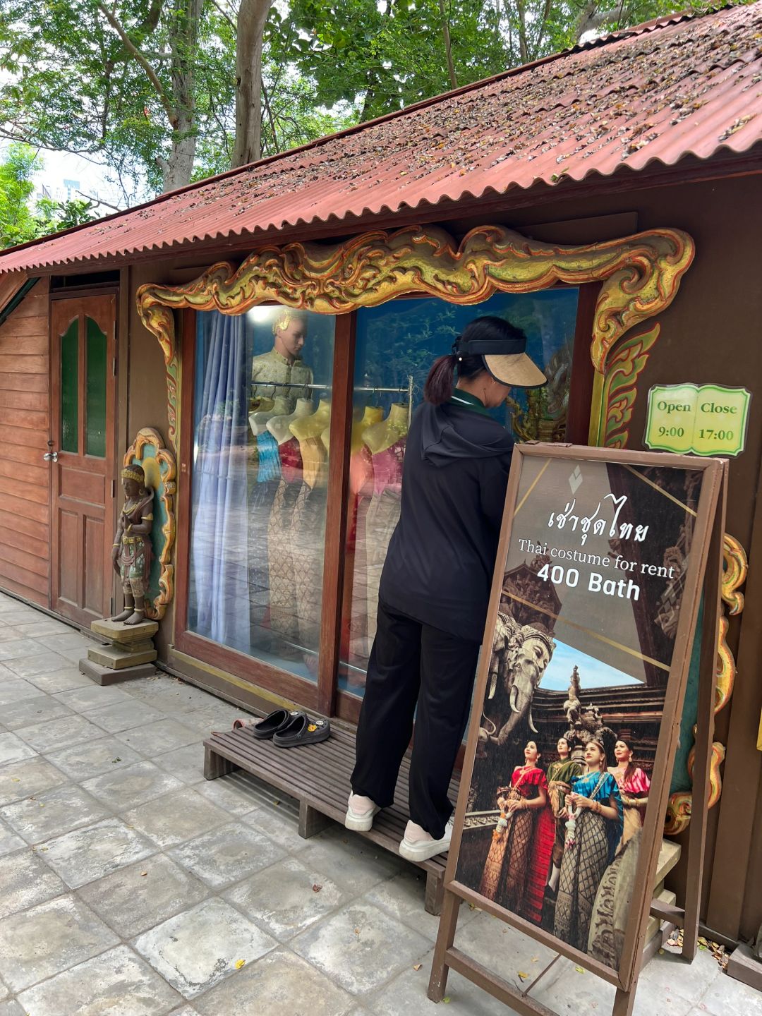 Pattaya-Pattaya Temple of Truth Thai clothing photo shoot, there are different languages ​​​​explained at different times