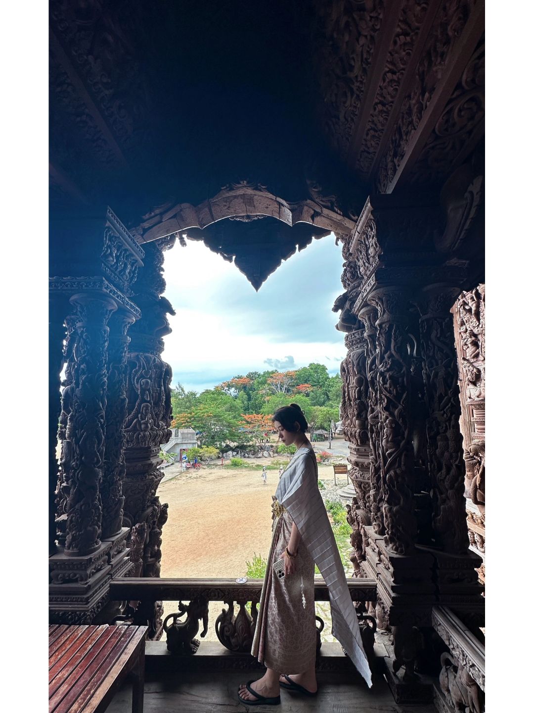 Pattaya-Pattaya Temple of Truth Thai clothing photo shoot, there are different languages ​​​​explained at different times