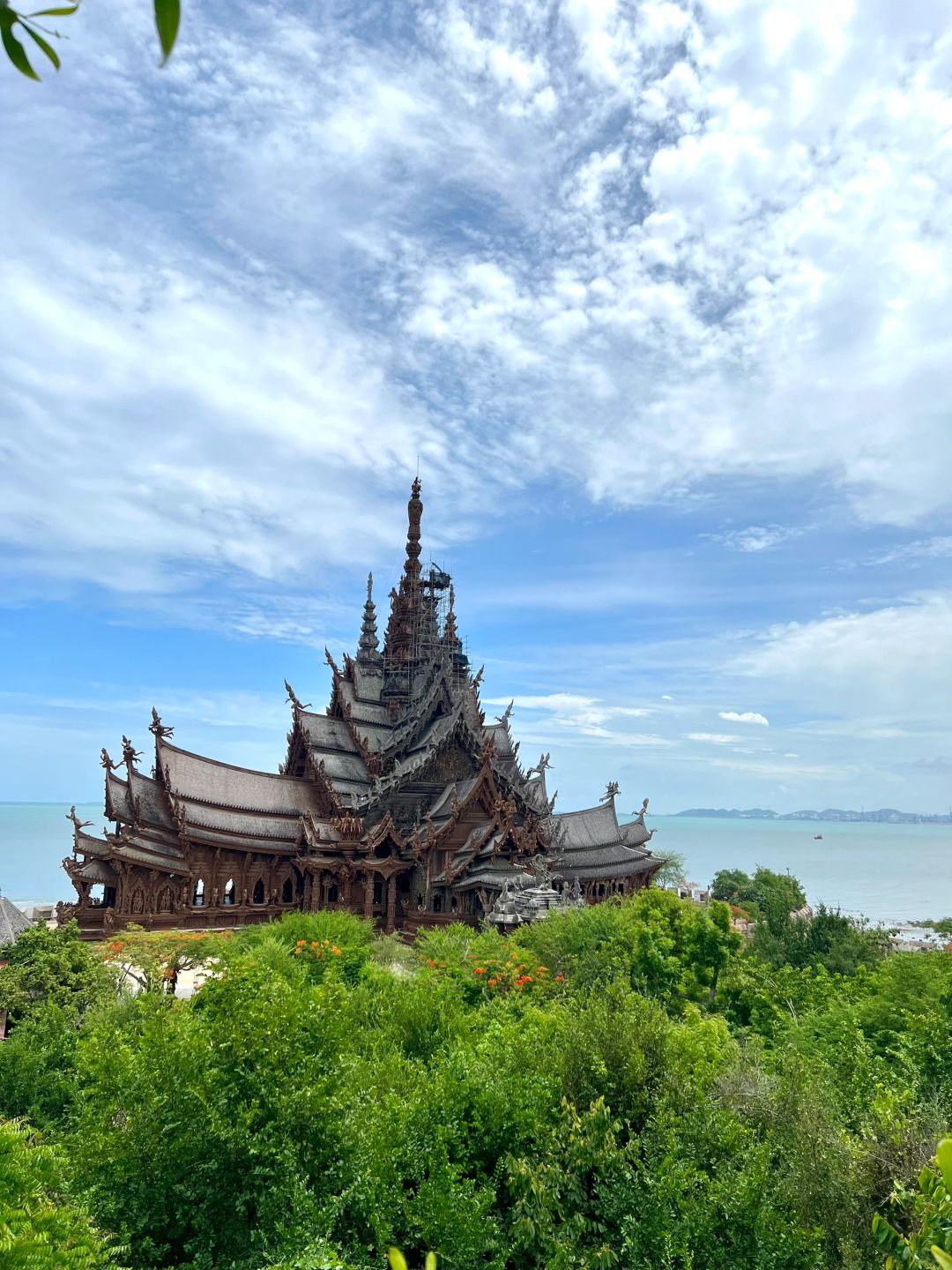 Pattaya-Pattaya Temple of Truth Thai clothing photo shoot, there are different languages ​​​​explained at different times