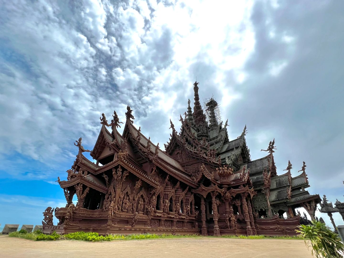 Pattaya-Pattaya Temple of Truth Thai clothing photo shoot, there are different languages ​​​​explained at different times