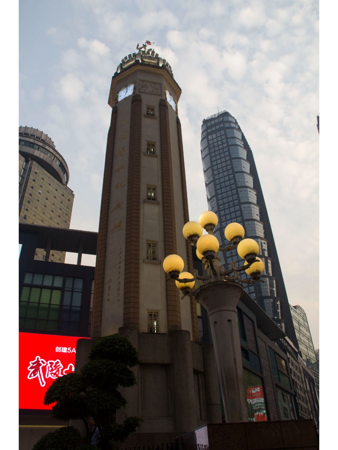 Chengdu/Chongqing-Chongqing Jiefangbei Pedestrian Street, is the most prosperous business district in Chongqing, dazzling!