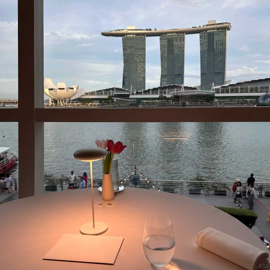 Singapore-Singapore's two-Michelin-starred Saint Pierre French restaurant offers a light show and fountain in the evening