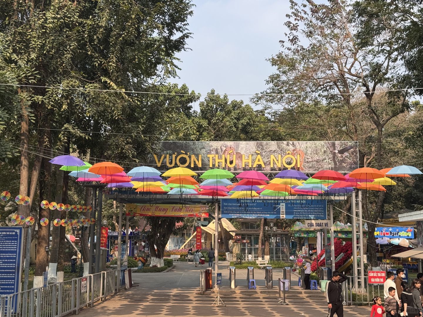 Hanoi-The monkeys at the Hanoi Zoo in Vietnam have developed a set of skills to please tourists