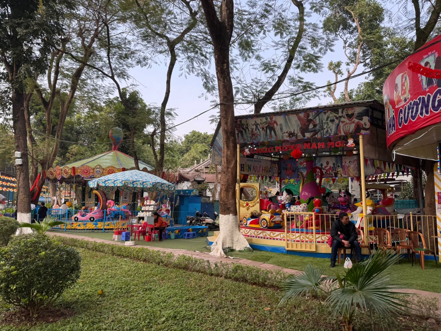 Hanoi-The monkeys at the Hanoi Zoo in Vietnam have developed a set of skills to please tourists