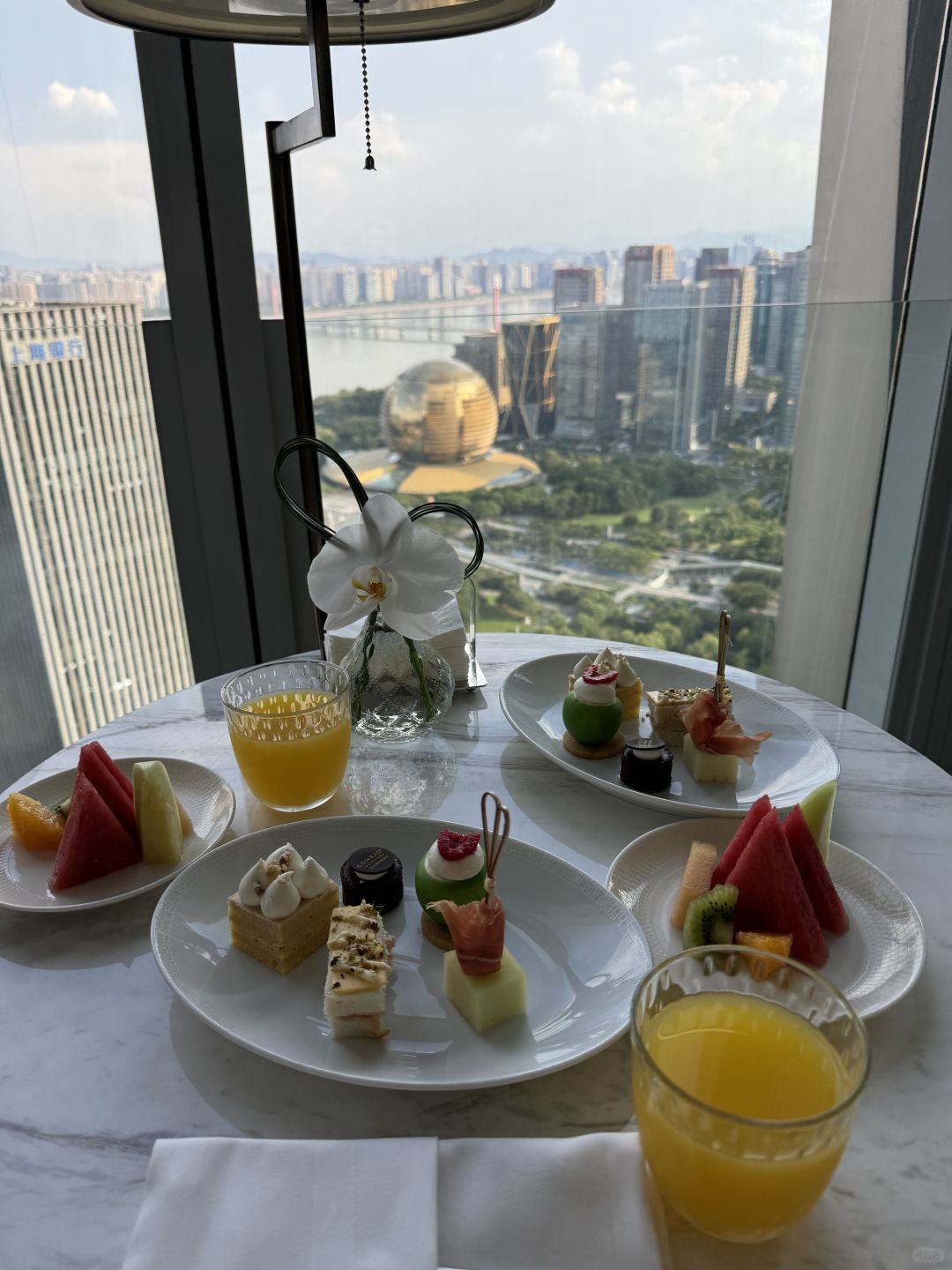 Shanghai/Hangzhou-Afternoon tea experience review at Conrad Hangzhou 36th floor lounge, enjoy the city view