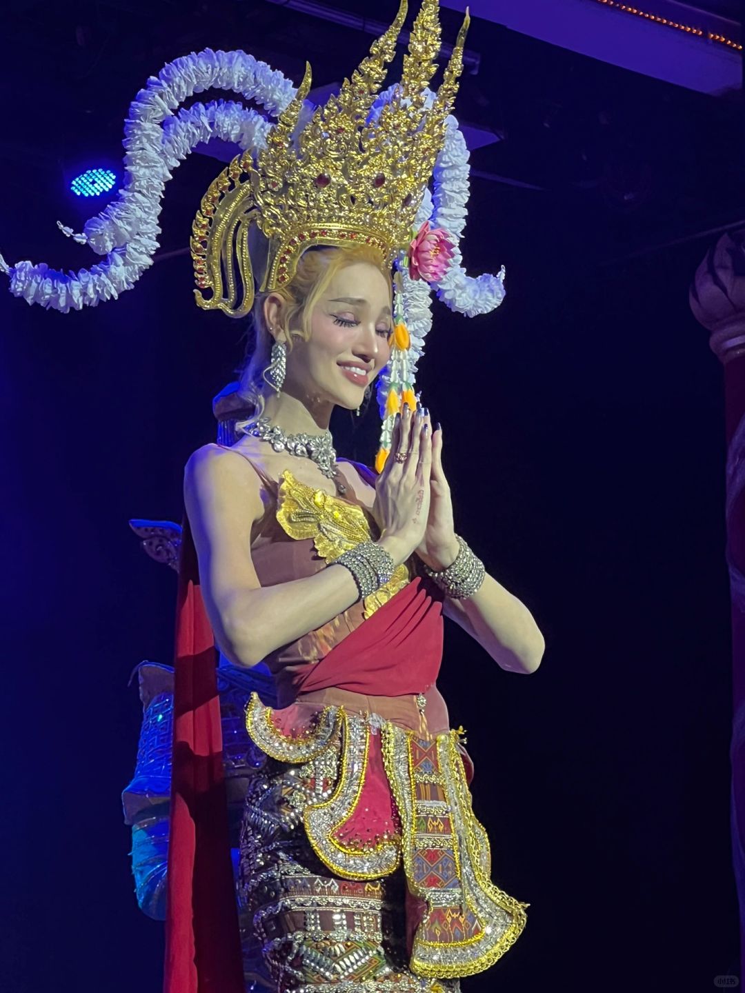 Bangkok-Cotdeni Dome Cabaret Show in Bangkok, Thailand, traditional Thai songs and dances, the girls are very beautiful