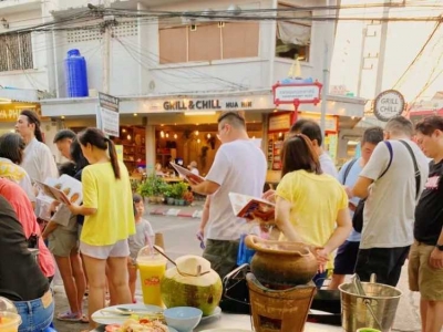 Hua Hin's popular Zhengsheng Restaurant, seafood hot pot and curry crab are delicious