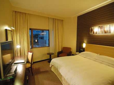 Singapore Transit Hotel. Royal @ Queens Hotel, the room has been renovated and has a comfortable Queen size bed