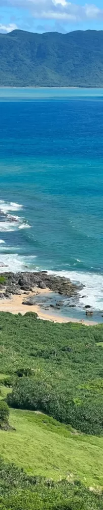 Look at the green grass and blue sky in Kenting, Taiwan, and feel the sea breeze hug you