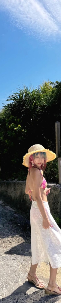 Travel guide to Tokashiki Island in Okinawa, Japan. Sunshine, beach, sea and bikini girls