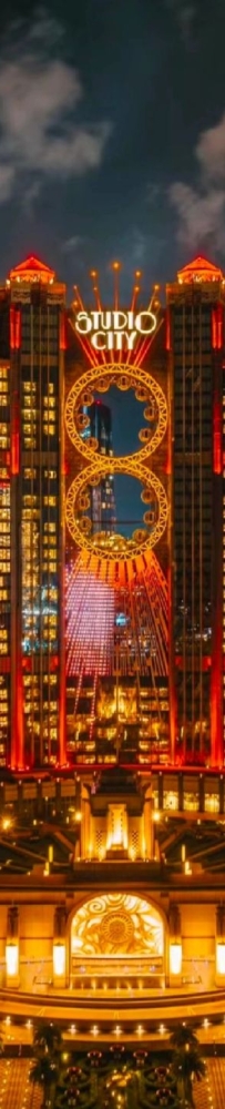 The Ferris wheel at Studio City Macau has yellow duck, Sanrio and Holle Kitty themed carriages