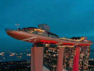 The Singapore Sands Hotel soars into the sky, with an infinity pool in the city sky garden