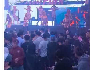 The Super Pink nightclub in Osaka, sexy beauties dancing very beautifully