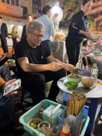 Nvidia CEO Jen-Hsun Huang tastes authentic Vietnamese local food on the streets of Hanoi