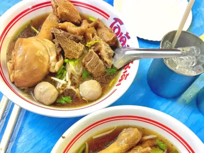 Go deng Thai noodle, a popular boat noodle restaurant at Aonang Beach, Krabi