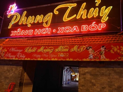 Phung Thuy erotic massage shop in Ho Chi Minh City, testicle massage before sex