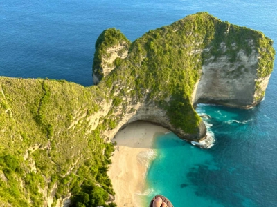 Travel to Peneda Island in Bali, ride a motorcycle to explore the Broken Beach and Elf Beach