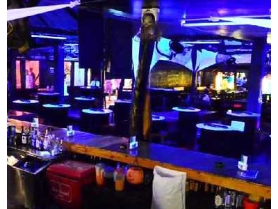 Summer Place Bar, semi-open space, the live music turns into dynamic high-energy dance music