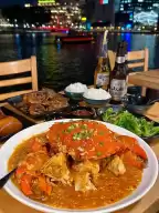 When traveling to Singapore🦀️, you must visit the seafood restaurants at Boat Quay