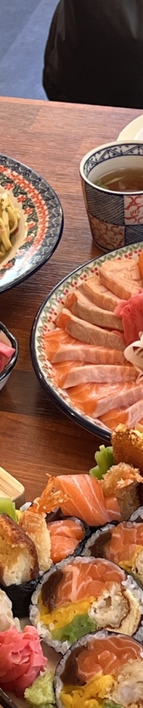 Seoul's Roy Roy (로이로이) restaurant, tasting sashimi salmon and seafood spaghetti