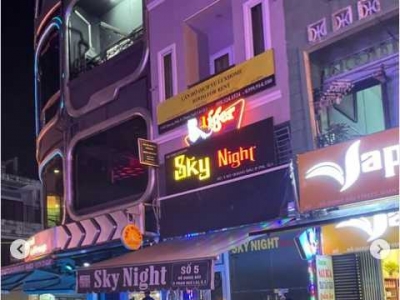 Phạm Ngũ Lão, the busiest nightlife area in Ho Chi Minh City, has snack bars and specialty restaurants.