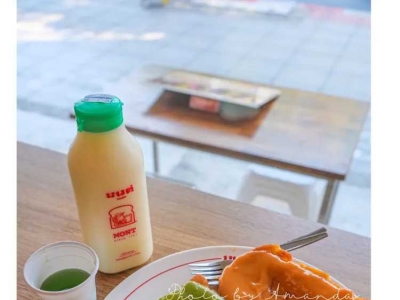 Mont Nom Sod, a long-established dessert shop in Bangkok, sells variety of bread and milk