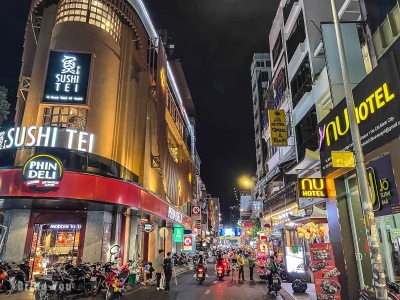 Guide to Pham Ngu Lao Street: Food, massage, bars, hot girls, and super decadent nightlife