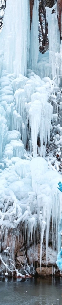 Korea's Frozen, 🧊A spectacular snow and ice waterfall in the suburbs of Seoul