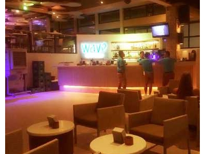 WAVE BAR & LOUNGE, Regent Hotel Beach, live DJ and band lead, make this night not lonely