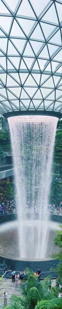 Singapore Changi Airport rooftop waterfall, the real-life version of Zootopia