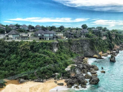 Ayana Kubu Beach in Bali is full of moss, kelp and crabs, full of the breath of nature