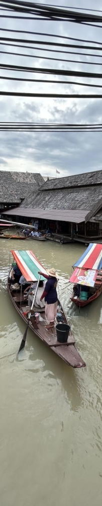 Pattaya Sifang Floating Market, local milk tea, fruits and handicrafts are cheap and good quality