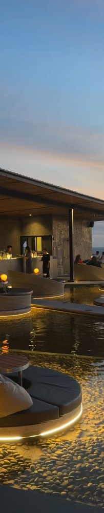 Ana Anan hotel rooftop restaurant Over the moon, enjoy the romantic sunset and food