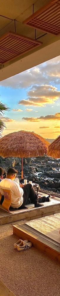 Jeju Island's 해지개 Cafe, enjoy the most beautiful sunset under the parasols on the beach