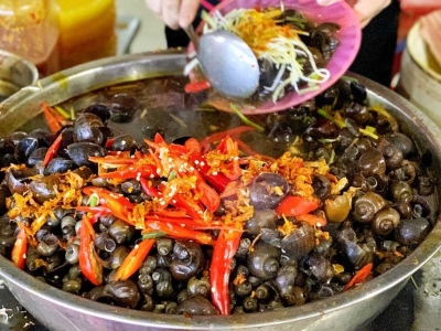 Top 10 must-eat food guides for Danang travel, delicious local street snacks in Vietnam