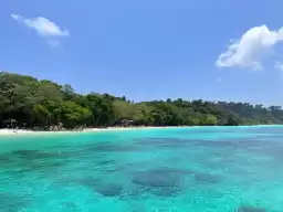 Hong Island in Krabi, a small destination in Thailand, is very special. Go up to the observation deck to see the panoramic view