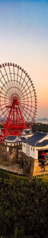 SunWorld HL, the world's largest double-decker cable car, is located in Halong Bay, Hanoi