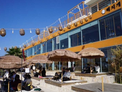 Jeju Island Aewol Seaview Cafe 해지개. First row by the sea, beach, parasol, great holiday atmosphere